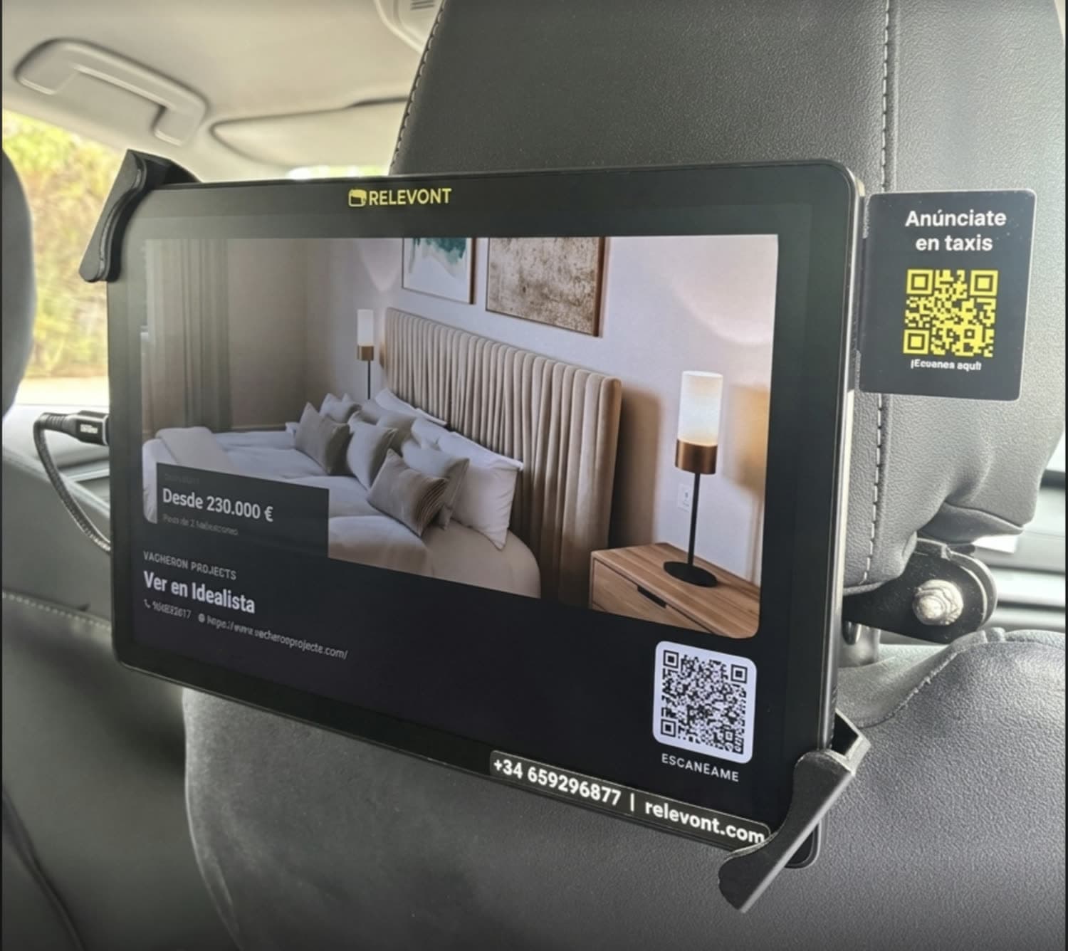 Pantalla Relevont en el reposacabezas de un taxi mostrando el anuncio de un cliente