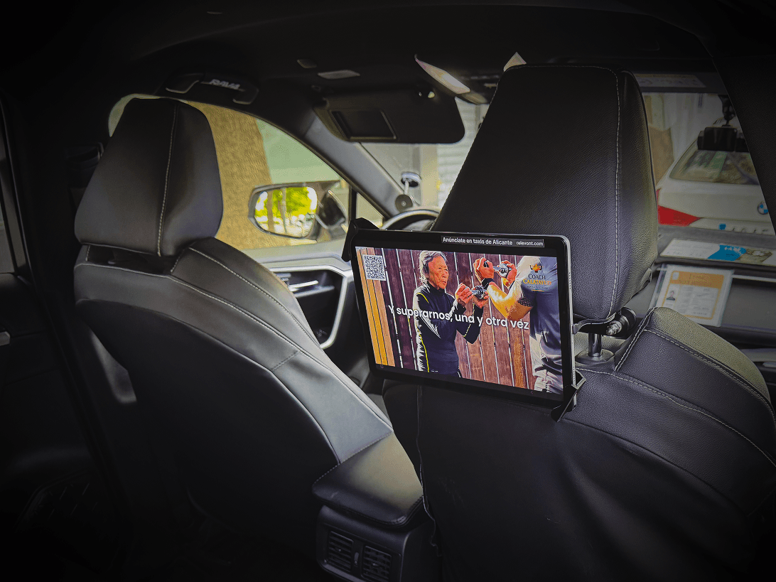 Interior de taxi con tablet Relevont mostrando publicidad