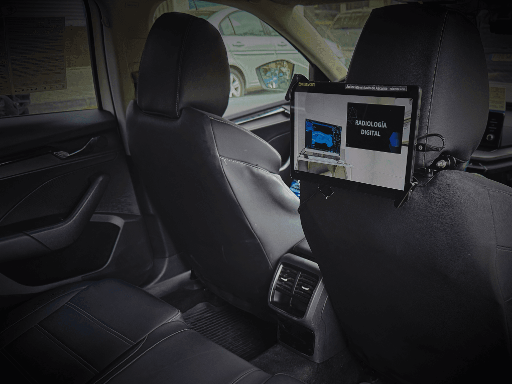 Pantalla HD Relevont en reposacabezas de taxi mostrando anuncio
