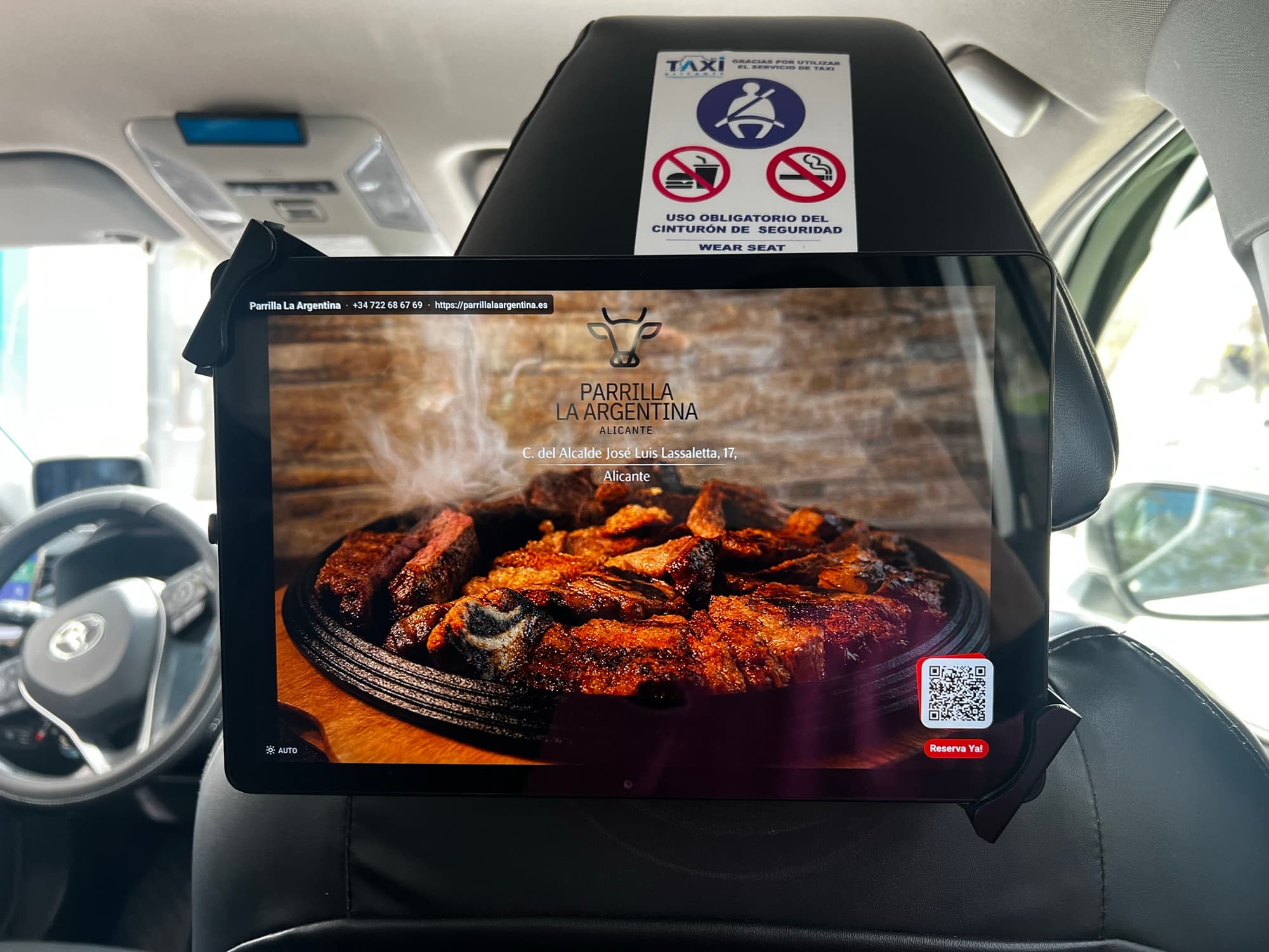 Tablet Relevont en taxi mostrando anuncio de Parrilla La Argentina