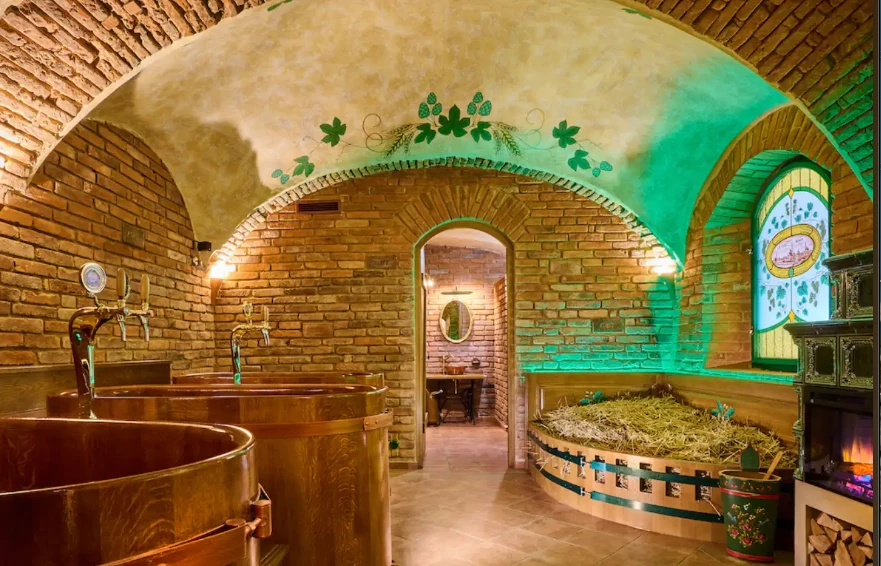 Sala abovedada de ladrillo del Beer Spa con bañeras de madera